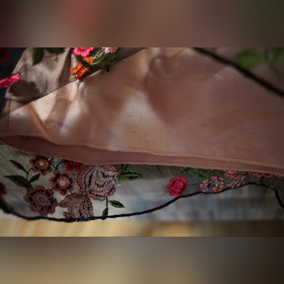 Floral embroidered top - Picture 3 of 7